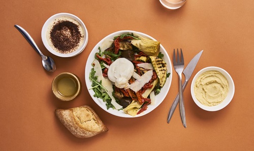 R0 - Assiette antipasti végétarienne - burratina et légumes grillés R0 - Assiette antipasti végétarienne - burratina et légumes grillés