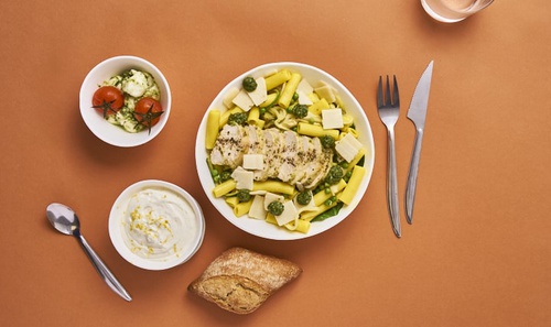 R1 - Filet de poulet grillé et maccheroni R1 - Filet de poulet grillé et maccheroni